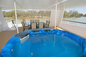 Rent one of the houseboats at Sunraysia Resort